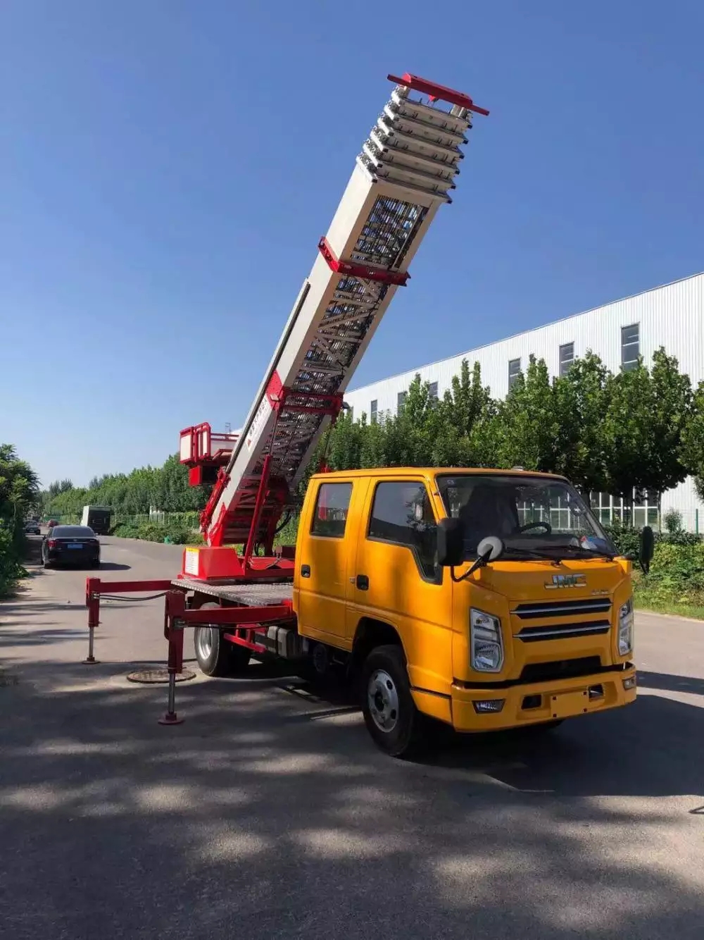 溧阳附近的云梯车出租服务：轻松解决高空作业需求